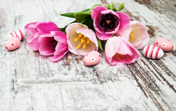 Rosa Tulpen und Ostereier — Stockfoto