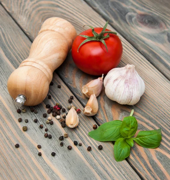 Tomato, garlic and basil — Stock Photo, Image