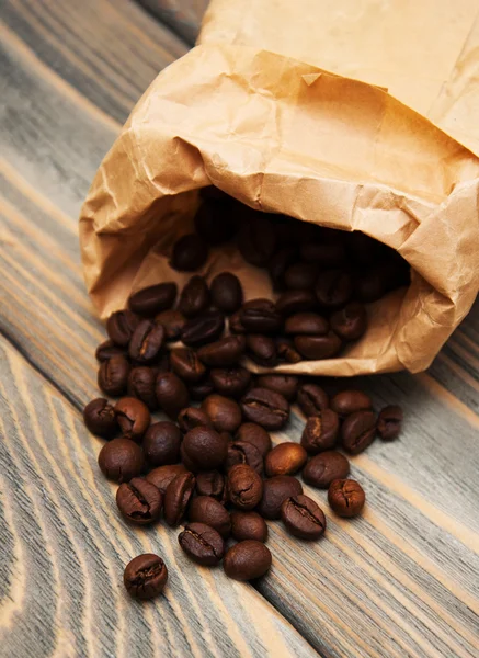 Boabe de cafea în pungă de hârtie — Fotografie, imagine de stoc