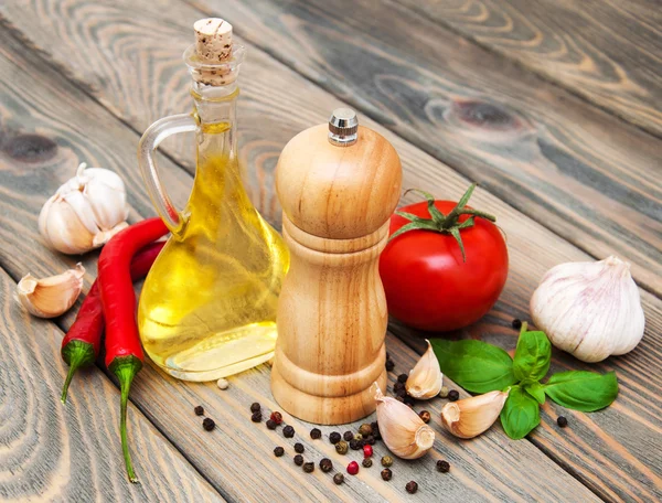 Oliwy z oliwek, bazylia, pomidory i czosnek — Zdjęcie stockowe