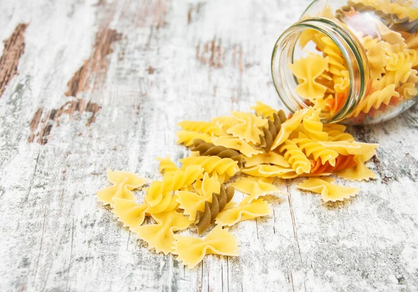 Krukke med forskellige pasta - Stock-foto