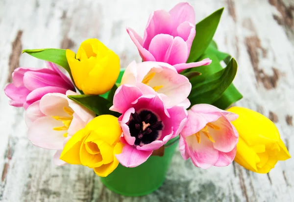 Cubo con tulipanes coloridos — Foto de Stock