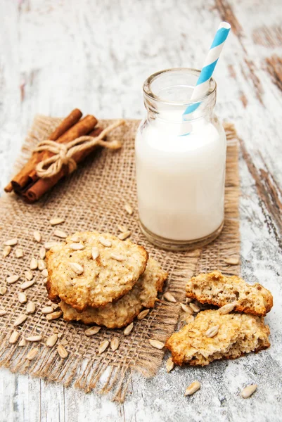 Milch und Haferflockenkekse — Stockfoto