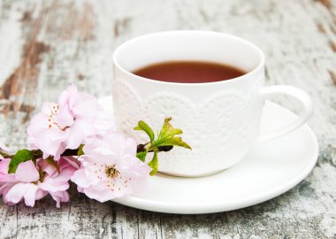 Çiçeği çay ve sakura fincan
