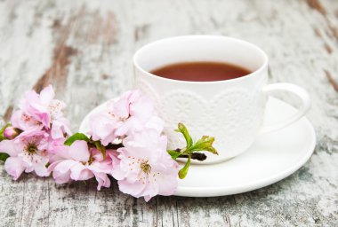 Çiçeği çay ve sakura fincan