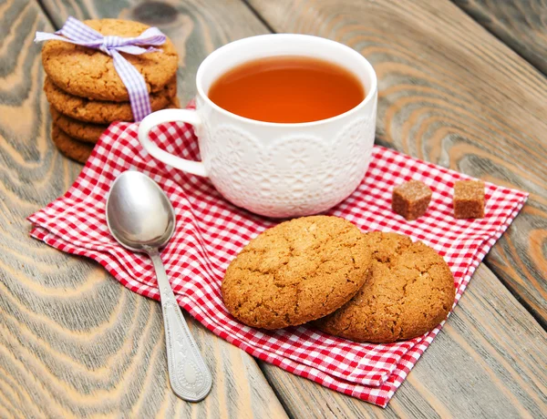 Tazza di tè con biscotti alla farina d'avena — Foto Stock