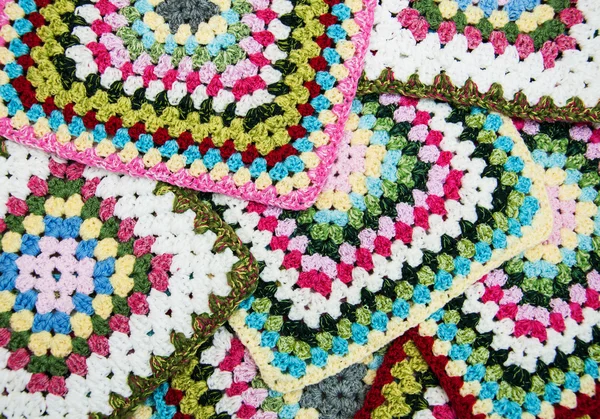 多色の縞正方形のかぎ針編み — ストック写真