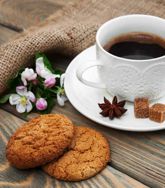 Tasse Kaffee und Haferflockenkekse — Stockfoto