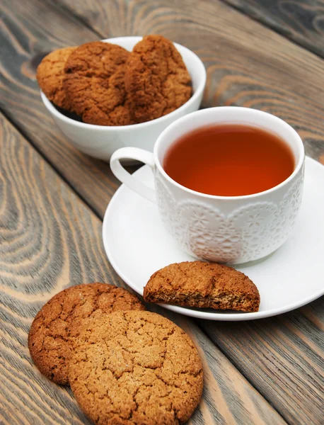 Φλιτζάνι τσάι με μπισκότα από βρώμη — Φωτογραφία Αρχείου