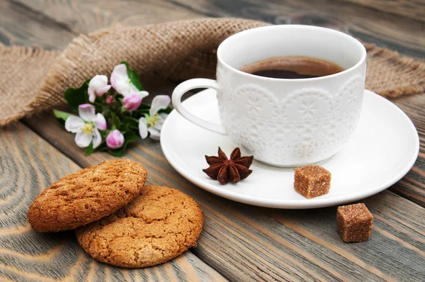 Šálek kávy a ovesné vločky cookies — Stock fotografie