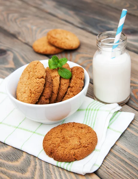 Молоко та вівсяне печиво — стокове фото