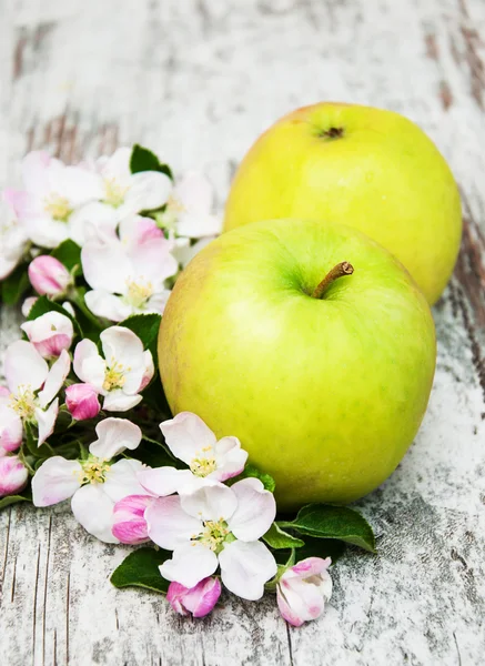 Manzanas y flores de manzanos — Foto de Stock