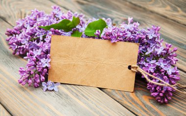 boş etiket ile Lila çiçek