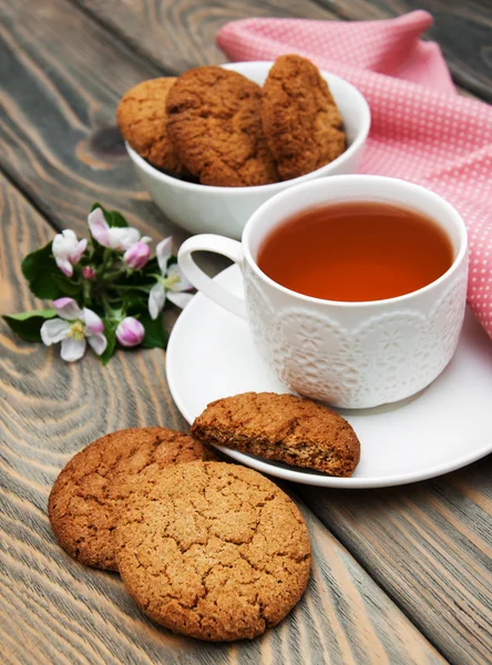 Xícara de chá com biscoitos de aveia — Fotografia de Stock