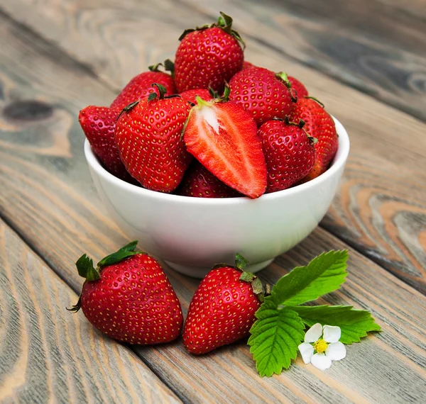 Skål med jordgubbar — Stockfoto