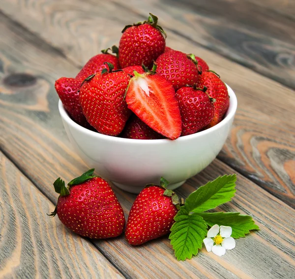 Ciotola con fragole — Foto Stock