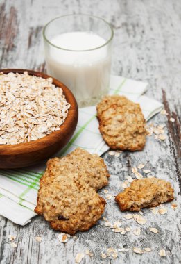 yulaf ezmeli kurabiye ve süt 