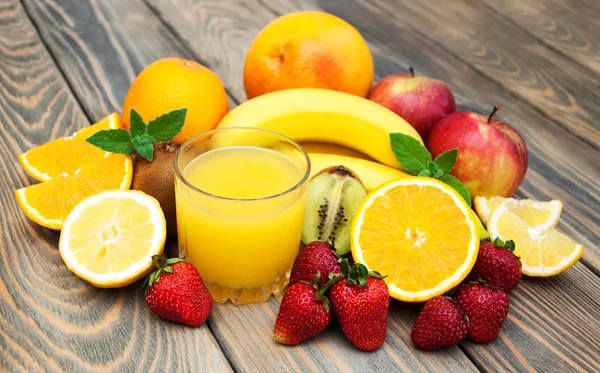 Glass with juice and fresh fruits — Stock Photo, Image