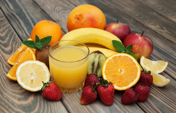 Glass with juice and fresh fruits — Stock Photo, Image