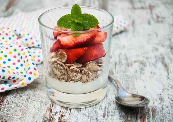 Erdbeerjoghurt mit Müsli — Stockfoto