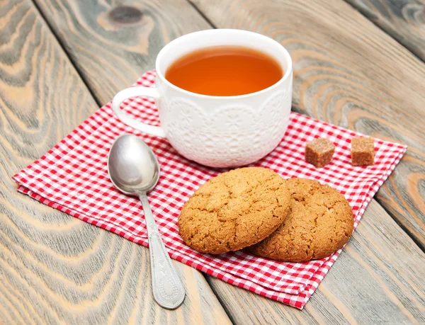 Cup of tea with oatmeal cookies — Stock Photo, Image