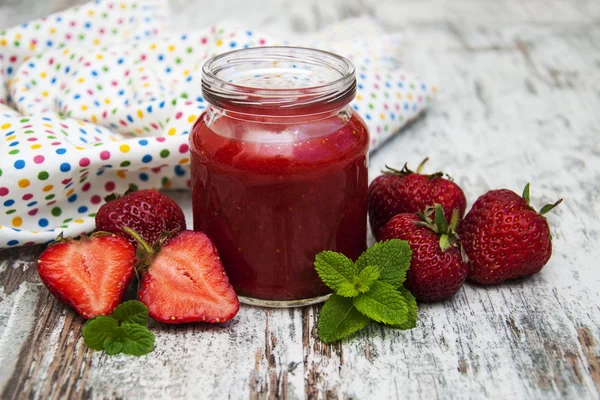 Batidos de fresa con fresas frescas — Foto de Stock