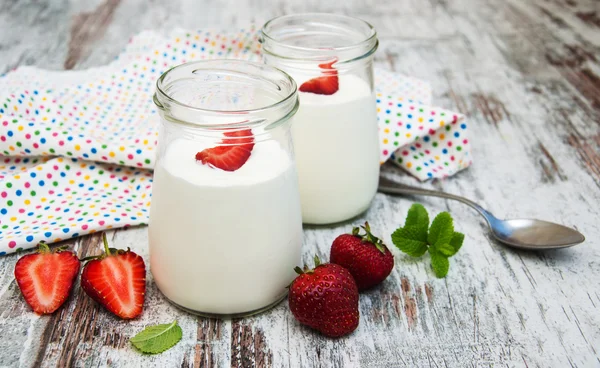 Strawberry fruit yogurt with fresh strawberries — Stock Photo, Image