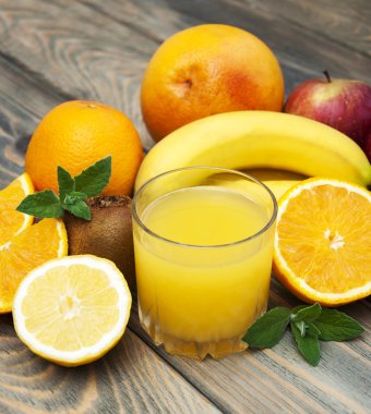 cam suyu ve taze meyve ile