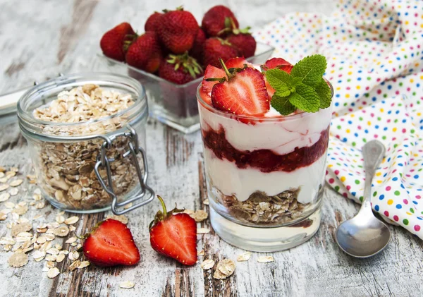 Erdbeerjoghurt mit Müsli — Stockfoto