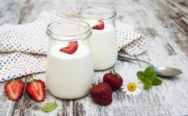 çilek meyve yoğurt taze çilek ile