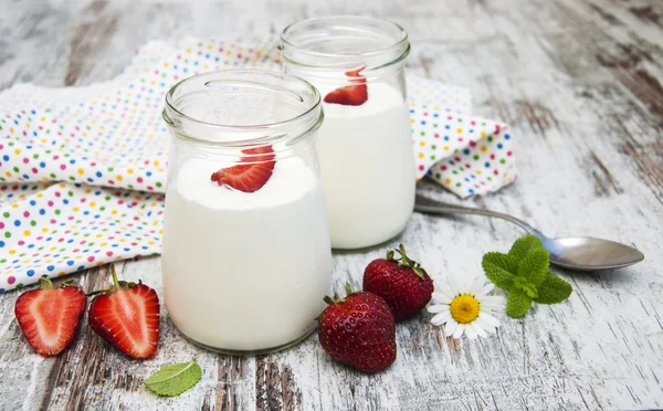 çilek meyve yoğurt taze çilek ile