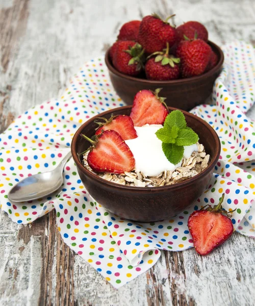 Müsli mit Erdbeeren — Stockfoto