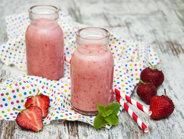 Strawberry fruit smoothies with fresh strawberries — Stock Photo, Image