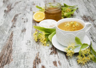 Bir fincan ıhlamur çiçekli bitki çayı.