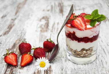 Çilekli yoğurt ile müsli