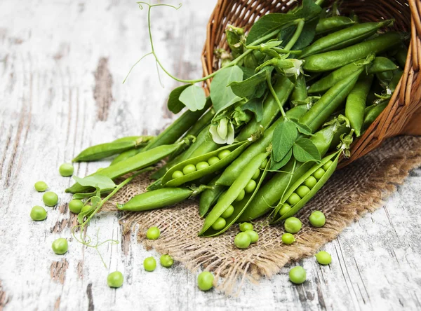 Korg med färska ärter — Stockfoto