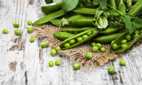 Guisantes verdes con hoja y flor — Foto de Stock