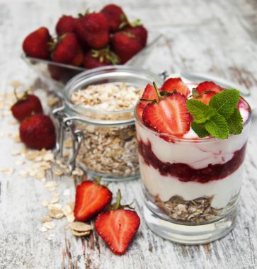 Çilekli yoğurt ile müsli