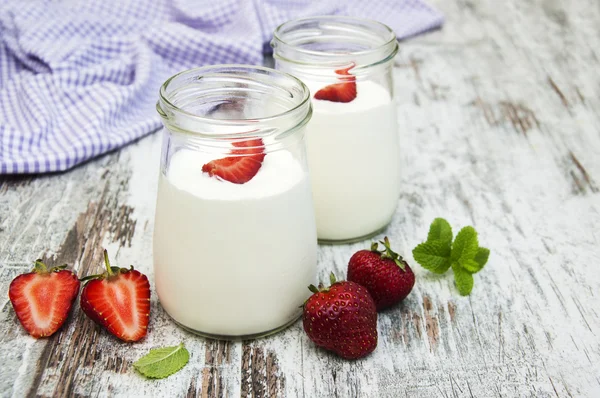 Strawberry fruit yogurt with fresh strawberries — Stock Photo, Image