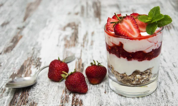Erdbeerjoghurt mit Müsli — Stockfoto