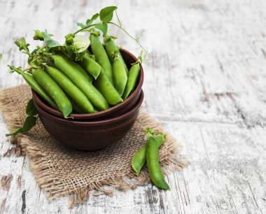 taze bezelye ile kase