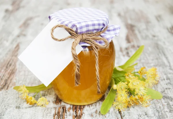 Burk med honung och linden blommor — Stockfoto