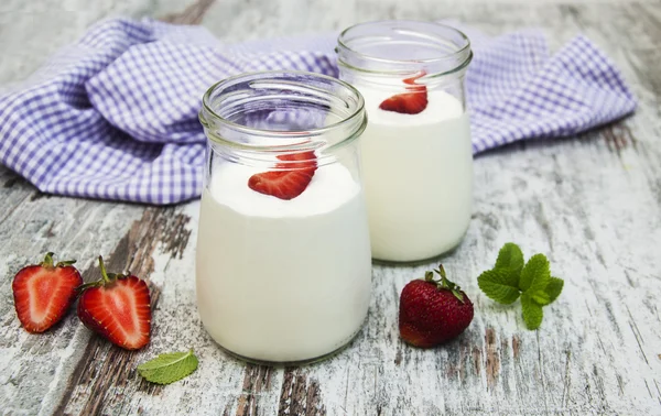 Strawberry fruit yogurt with fresh strawberries — Stock Photo, Image