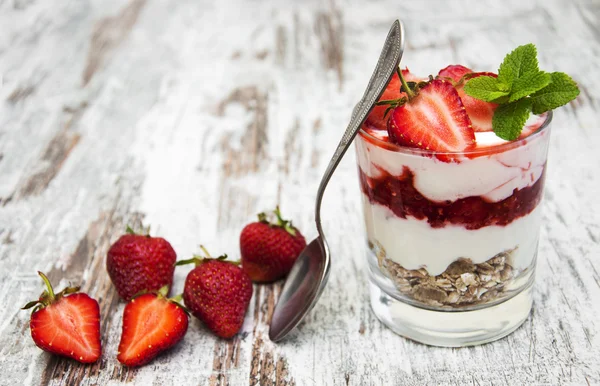 Erdbeerjoghurt mit Müsli — Stockfoto