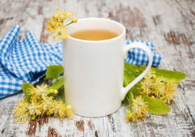 Bir fincan ıhlamur çiçekli bitki çayı.