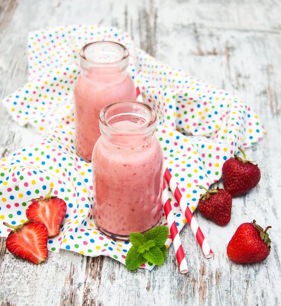 Strawberry fruit smoothies with fresh strawberries — Stock Photo, Image