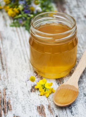 Bal ve kır çiçekleri