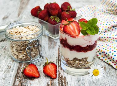 Çilekli yoğurt ile müsli