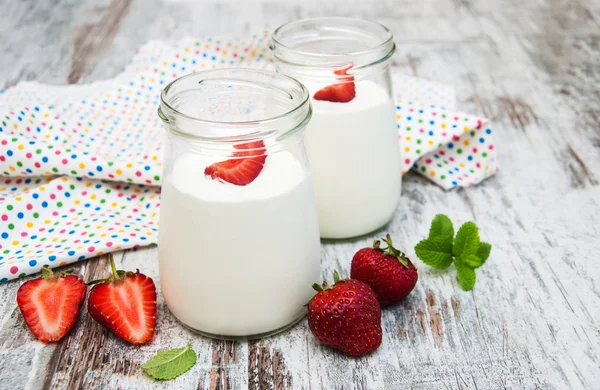 Strawberry fruit yogurt with fresh strawberries — Stock Photo, Image