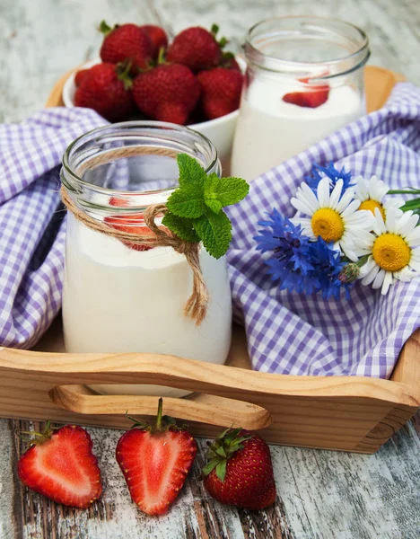 Strawberry yogurt and summer flowers — Stock Photo, Image